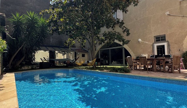 Exceptional house in the center of Narbonne with garden and pool