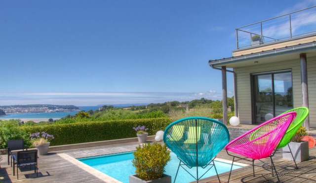 Exceptional house overlooking the Bay of Douarnenez 2 steps from the beach of Ris