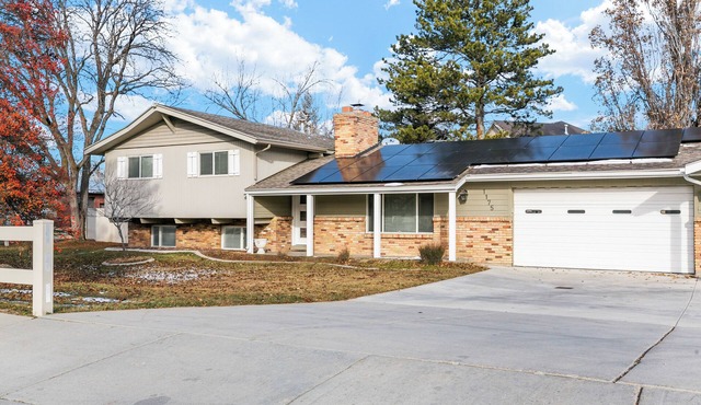 Exceptional House with Hot Tub, Close to Ski Resorts, Sleeps 10, 4BR/2BA