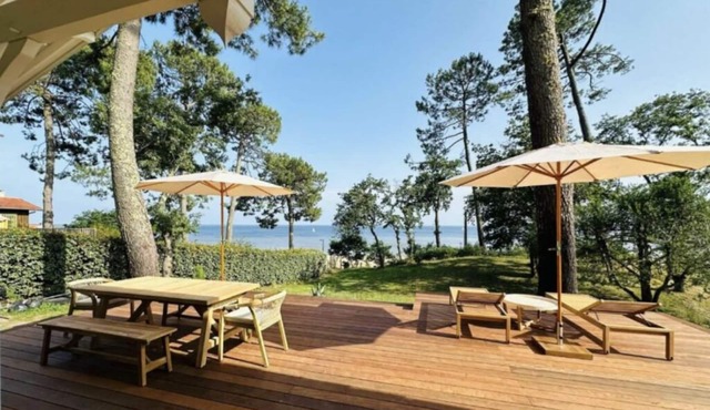 Exceptional lakeside villa