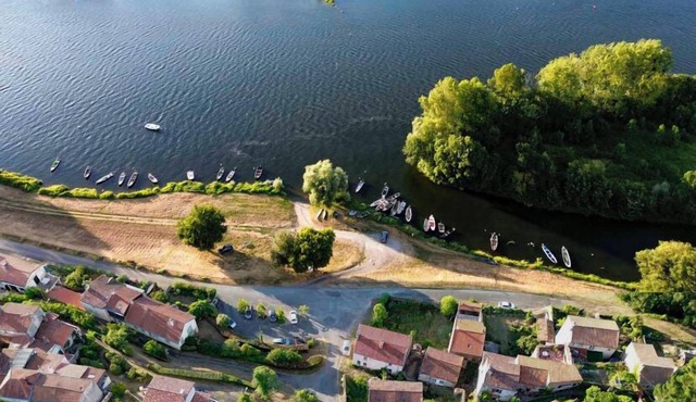 Exceptional location, charming house on the banks of the Loire.