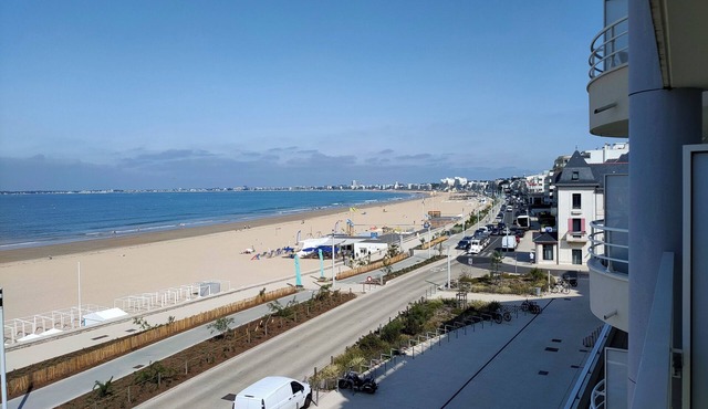 Exceptional location for this south oriented studio and facing the sea