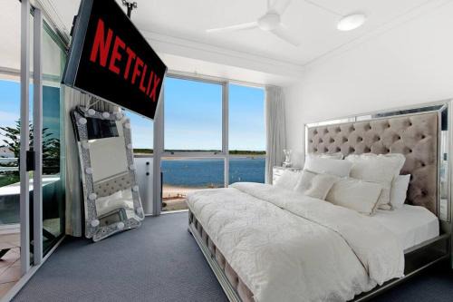 Exceptional Luxury ~ Broadwater Beauty ~ Free Parking ~ Top Location