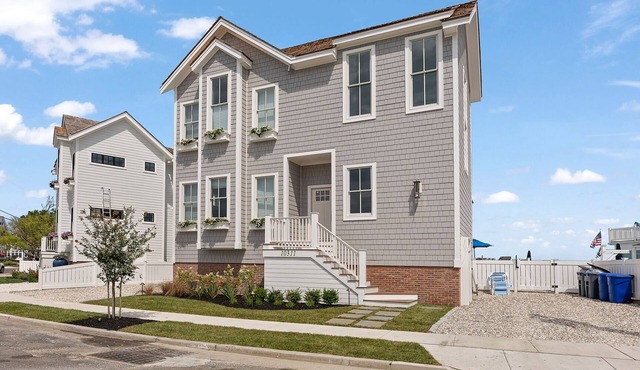 EXCEPTIONAL LUXURY, CUSTOM, NEW CONSTRUCTION BAY FRONT HOME WITH POOL AND 3-STOP ELEVATOR.