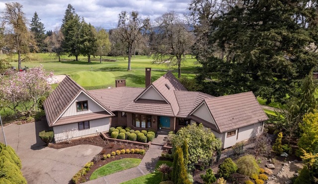 Exceptional Mid-Century Home on Golf Course, Pet Friendly, New Décor & Furnishing, 3 Miles to Autzen