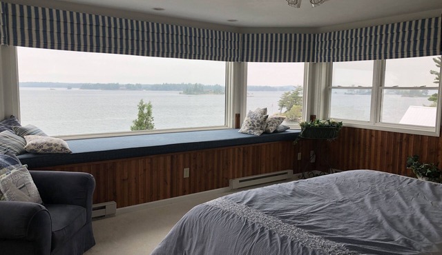 Exceptional panoramic St Lawrence views. Great boating, fishing. kayaks.