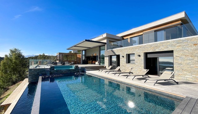Exceptional panoramic view for this villa on the heights of St Cyprien