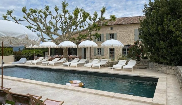 Exceptional Provencal farmhouse, two swimming pools, sleeps 18.