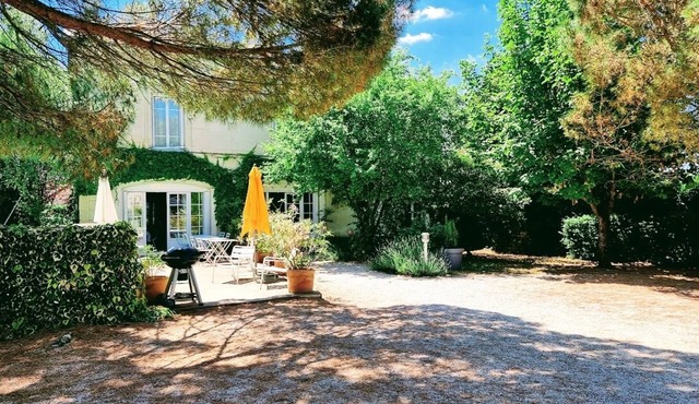 Exceptional residence in wooded grounds with swimming pool