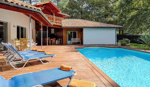 Exceptional residence on the Biscarrosse golf course with heated swimming pool