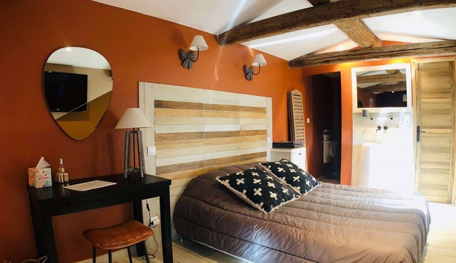 Exceptional Retreat: 2 Suites, Fully-Equipped Kitchen, Central Location