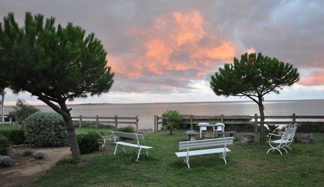 Exceptional sea view .character house with direct access to the beach