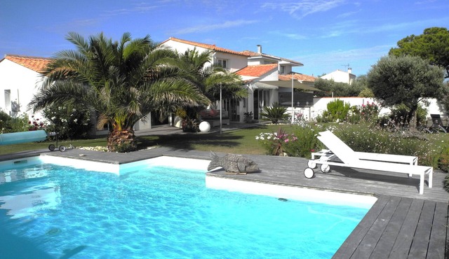 Exceptional seafront property - Private access & outbuilding