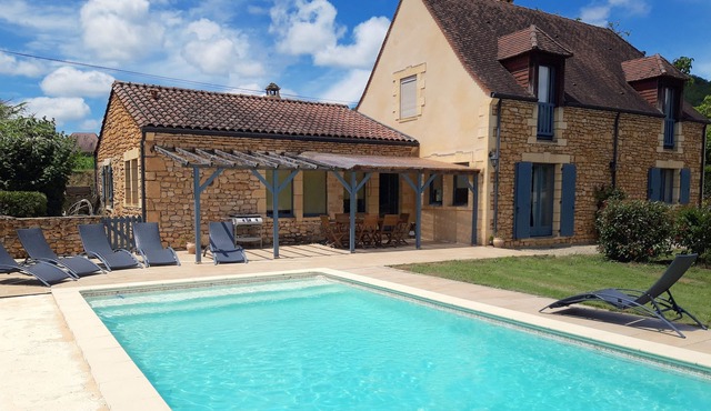 Exceptional setting in the Dordogne valley, house with heated pool