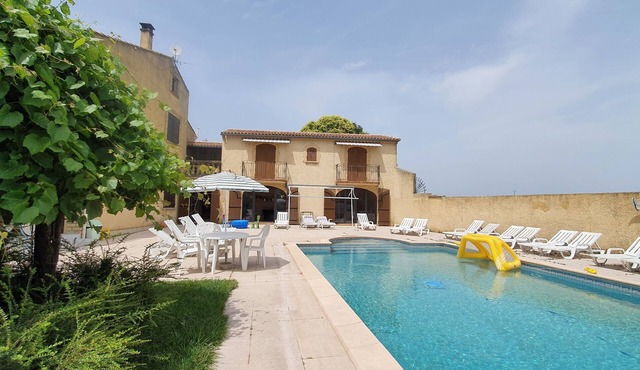 Exceptional setting surrounded by vineyards in a peaceful setting