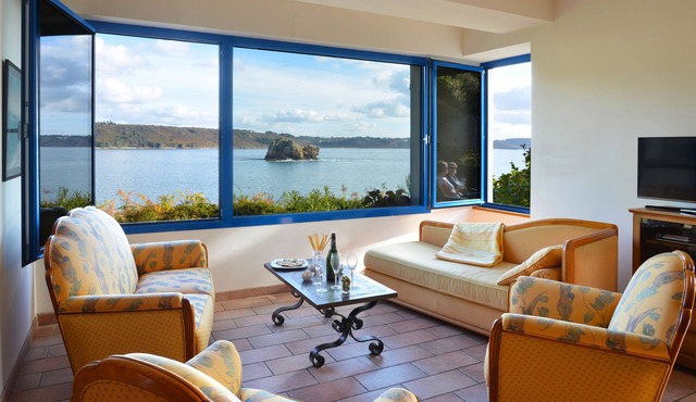 Exceptional site, feet in the water, on a wild island - all seasons