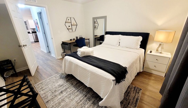 Exceptional Studio in CHS! Quiet Cozy with Onsite Parking/Washer/Dryer & HS Wifi