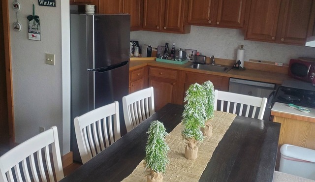 Exceptional townhome with hot tub & fireplace and customize stays in Windham