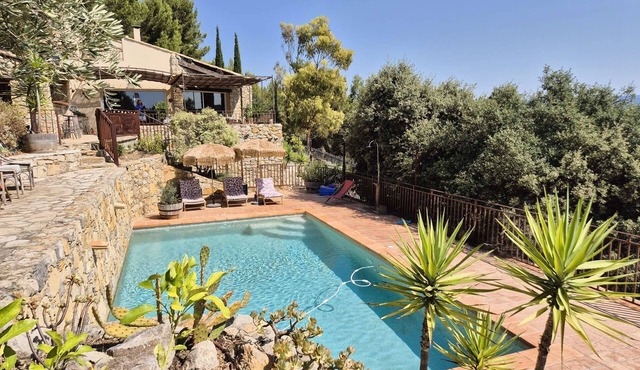 Exceptional villa with sea view, pool and sauna – Absolute tranquility