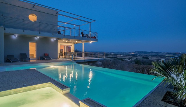 Exceptional Villa in Provence - Paradise above the canopy!