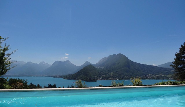 EXCEPTIONAL VIEW OF LAKE and mountains, 20 minutes Annecy, 300 m from beach