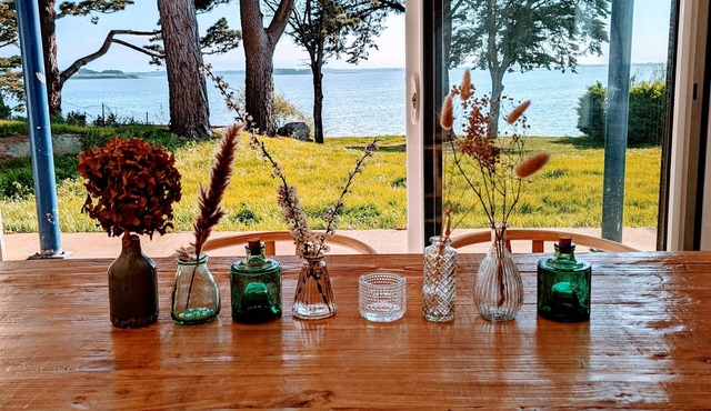 Exceptional view of the Golfe du Morbihan, direct beach access