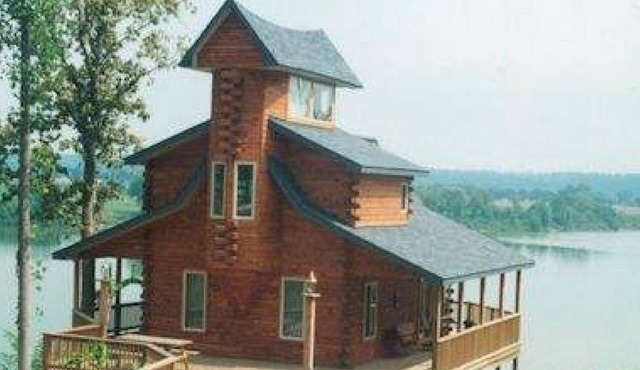 Exceptional views of the Ohio River and accommodates 2 boats