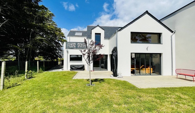 Exceptional villa 270 m from the beach