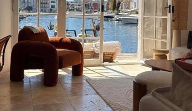 Exceptional villa with garden and pool on the port