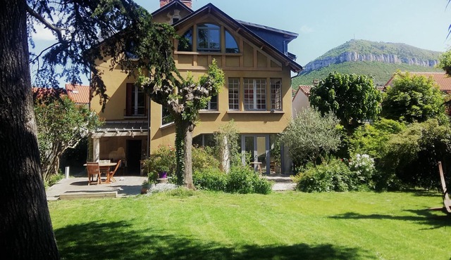 Exceptional villa from 1930, in the heart of the town of Millau, near the river/beach.