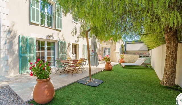 EXCEPTIONAL VILLA - HIGH-END SERVICES. CLOSE TO THE SEA. CAP BRUN TOULON