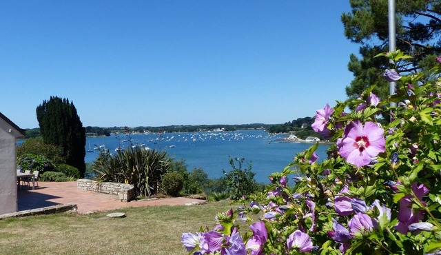 Exceptional villa in Arradon with garden and view