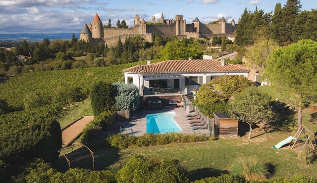 EXCEPTIONAL villa overlooking the Medieval City: heated pool, 2 jacuzzis