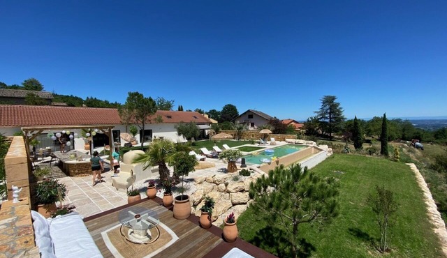 Exceptional villa with breathtaking views, in the heart of the golden stones!