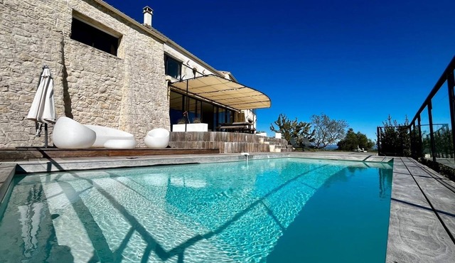 Exceptional villa with panoramic view and swimming pool