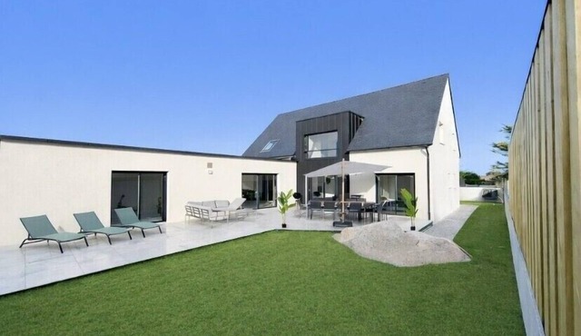 Exceptional villa with indoor pool. beach 300m away, sleeps 14.