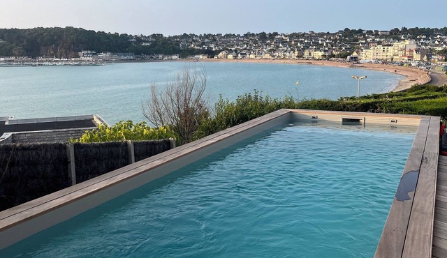 Exceptional villa with panoramic sea view, heated pool, beach 100m away on foot.
