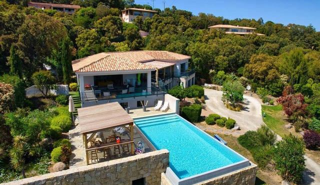 Exceptional Villa with Pool & Sea View – Just 300 m from Pinarello Beach
