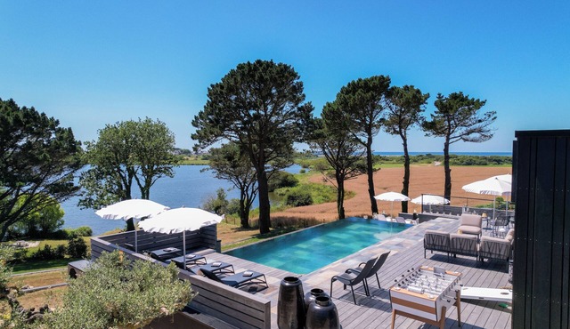 Exceptional villa with swimming pool and breathtaking view of pond and ocean