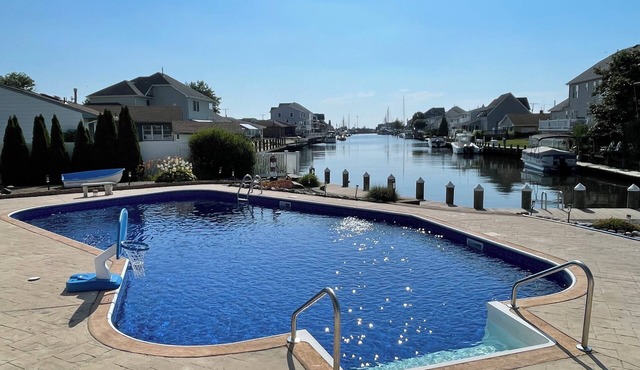 Exceptional waterview, heated pool, hot tub, 2-min walk to Ocean Gate beach!