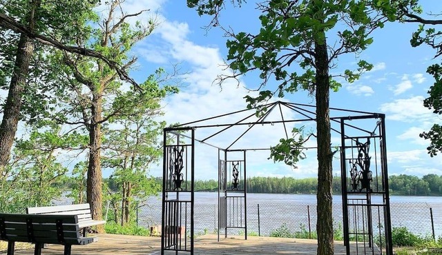 Exceptional Year Round Cabin Retreat on the Winnipeg River