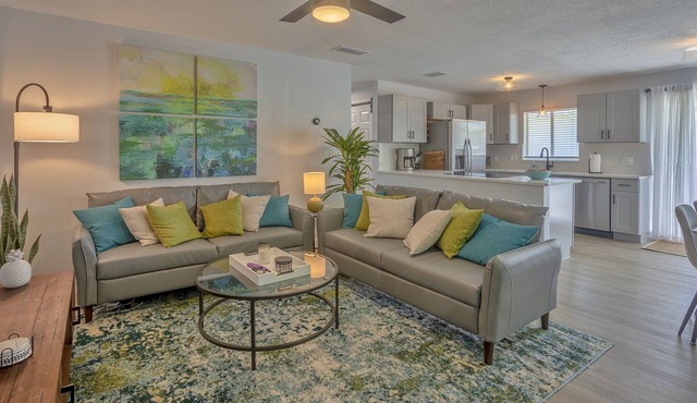 Exceptionally Clean Comfy King Beds 1 Mile To Honeymoon Island Fresh & Inviting