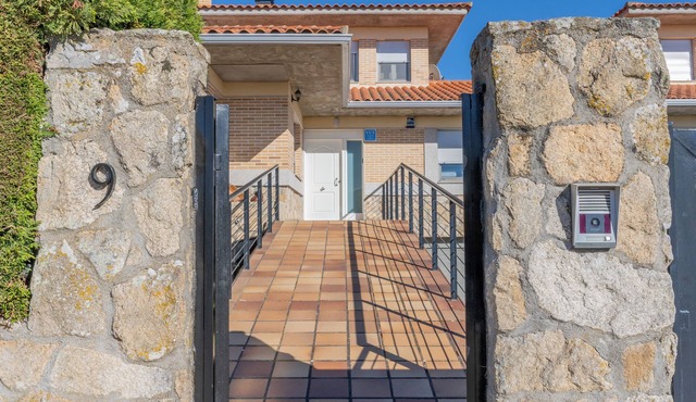 Exclusive chalet! with BBQ, wine cellar, cinema and large areas to enjoy in group.