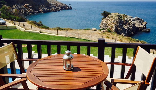 Exclusif appart piscine en 1 ligne du mer, avec vues au Golfe d Roses & Pyrénées