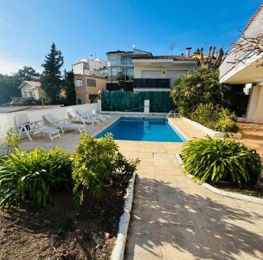 Exclusiva casa con vistas despejadas al mar y piscina privada