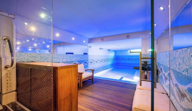 Exclusiva Casa de Lujo con Piscinas y Amplio Jardín en Zona Tranquila