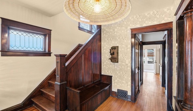Exclusive 1890 Escape: Tub and Downtown Walks