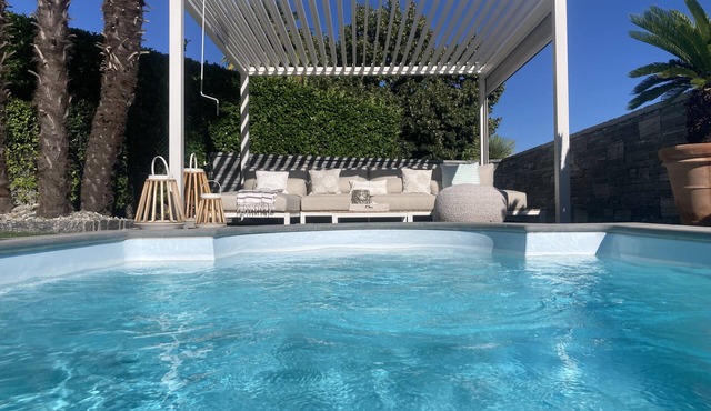 Exclusive 4 1/2 bedroom villa, with 2 parking, swimming pool.