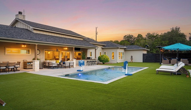 Exclusive 4-BR Escape with Private Pool by Horse Shoe Bay and Marble Falls