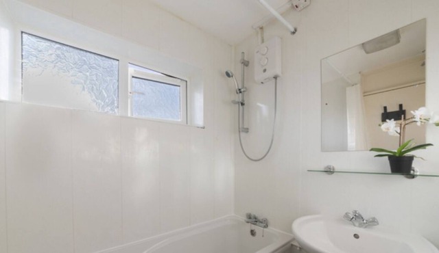 Exclusive 4BR House with Free Parking At Hatfield